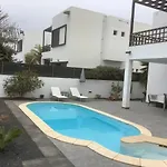 Modern With Sea Views 别墅