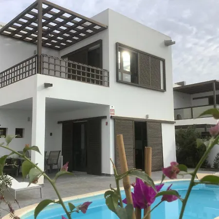 Modern With Sea Views 别墅